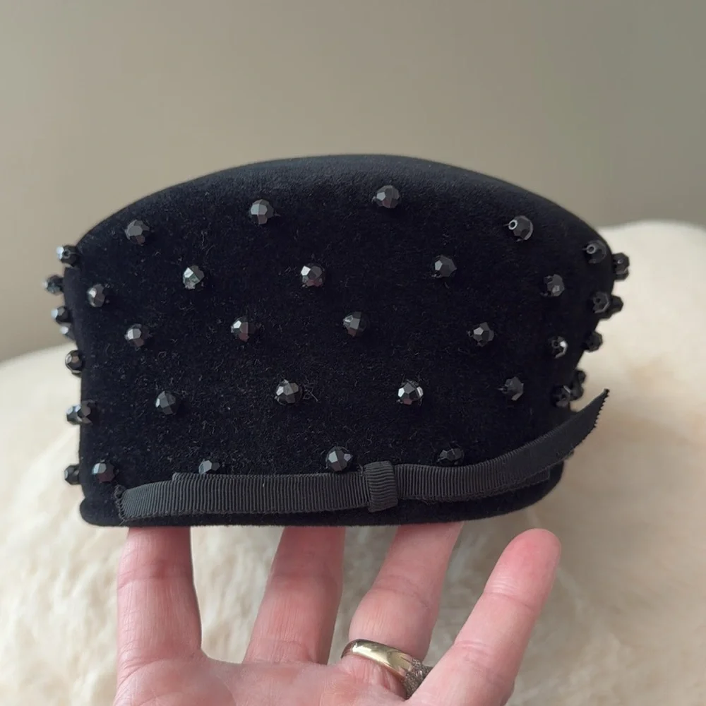 Vintage mid century elegant chic black velvety beaded pill box hat Junior B - Picture 3 of 11